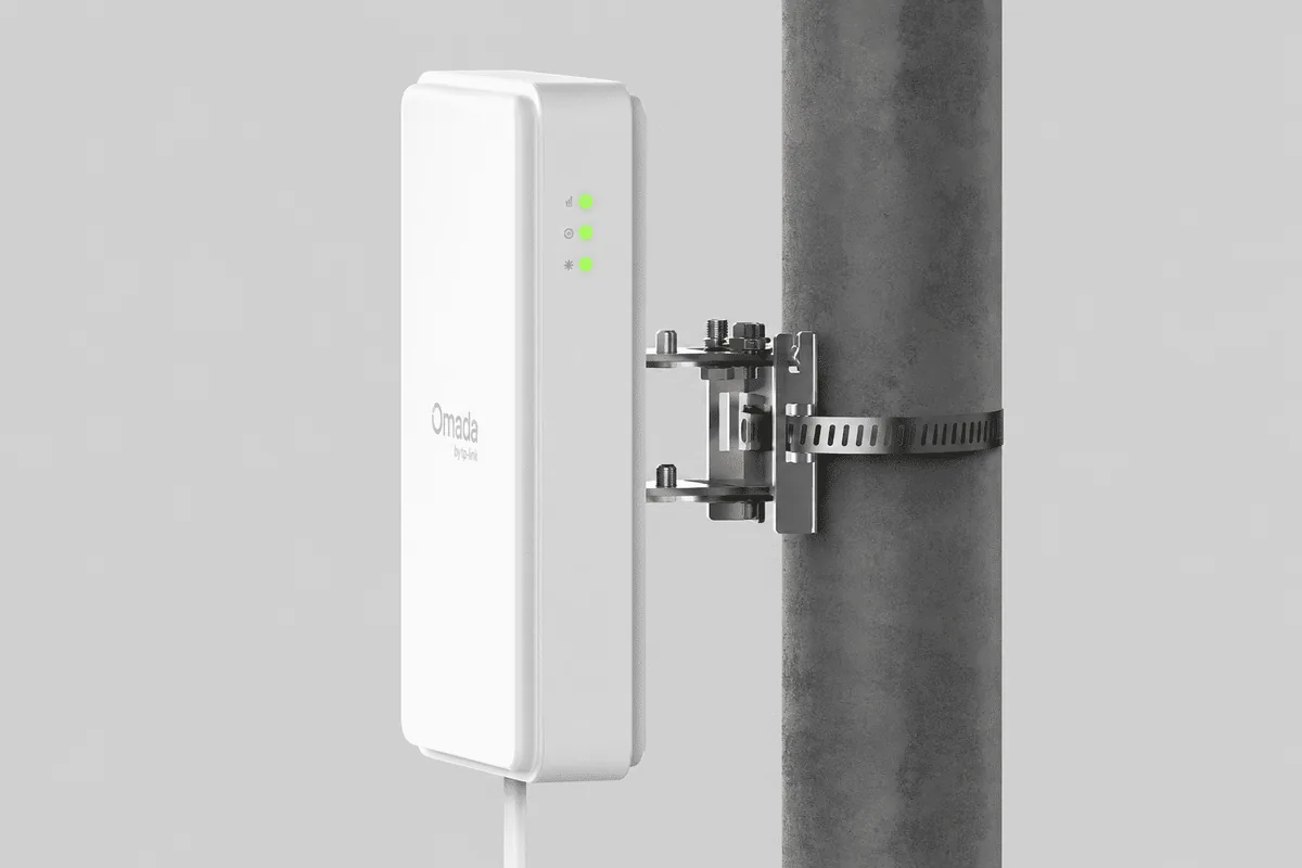 Venkovní 5G gateway Omada ER701-5G-Outdoor stáhne až 7 Gb/s a funguje i při −30 °C 19 TP-Link Omada ER701-5G-Outdoor – venkovní 5G gateway uchycená kovovým držákem na betonovém sloupu, na čelní straně svítí tři zelené kontrolky