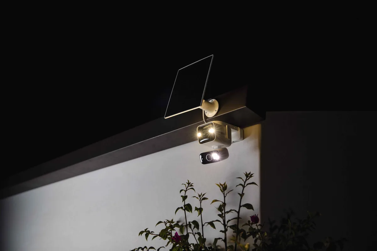TP-Link Tapo C675D KIT: solární kamera se dvěma 4K objektivy stojí 6 399 Kč 2 Tapo C675D KIT v noci se svítícími reflektory nad fasádou domu