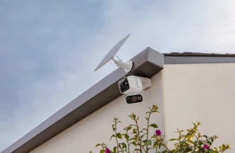Bezpečnostní kamera Tapo C675D KIT se solárním panelem na rohu bílého domu