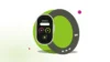 Fitbit Edge – ilustrace fitness náramku s protáhlým displejem a řemínkem na zeleném kruhu