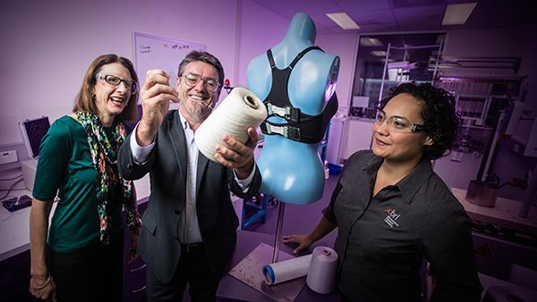 Australané pracují na automaticky se utahující podprsence 1 rofessor Julie Steele, Professor Gordon Wallace and Dr Sheridan Gho with the 'smart yarn' used to create the Bionic Bra.