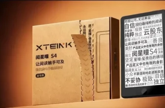 Xteink S4 – kartonová krabička s logem XTEINK vedle kapesní čtečky, na jejímž e-ink displeji je koláž čínských znaků